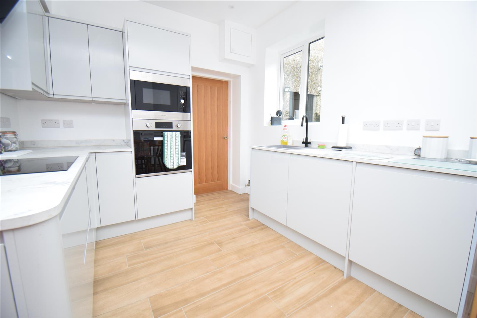Kitchen (2).JPG
